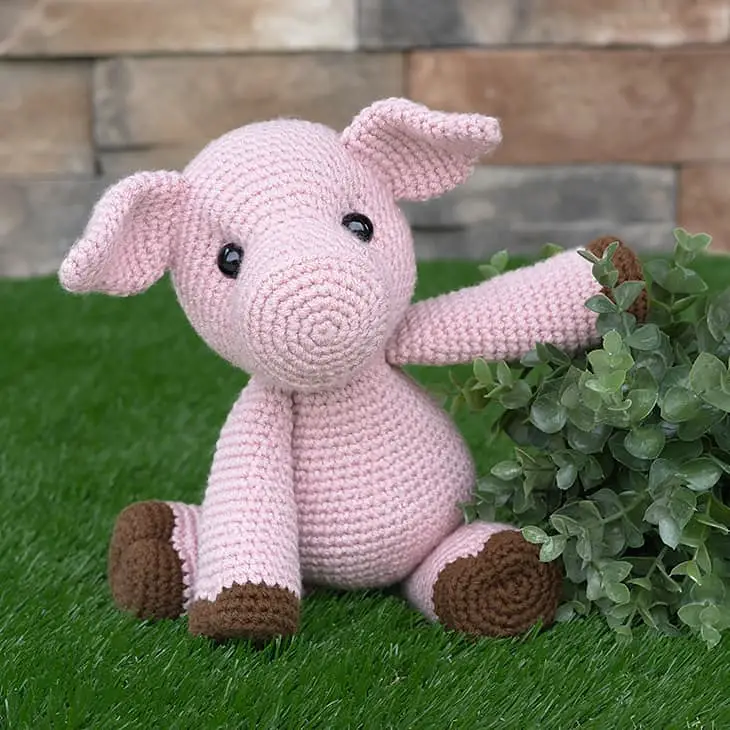 Looking for a cute and cuddly addition to your collection of amigurumi animals? Meet Paisley the Pig! Our adorable pig pattern is perfect for crocheters of any level. Start crocheting your own Paisley today!