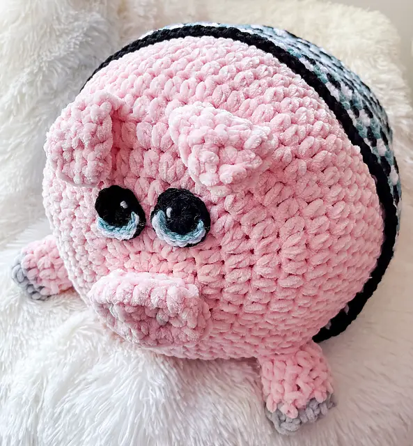 Learn how to create your very own Pig in a Blanket Squish Toy with this easy-to-follow crochet pattern. Perfect for both beginner and experienced crocheters, this adorable amigurumi pig can be made using bulky chenille yarn.