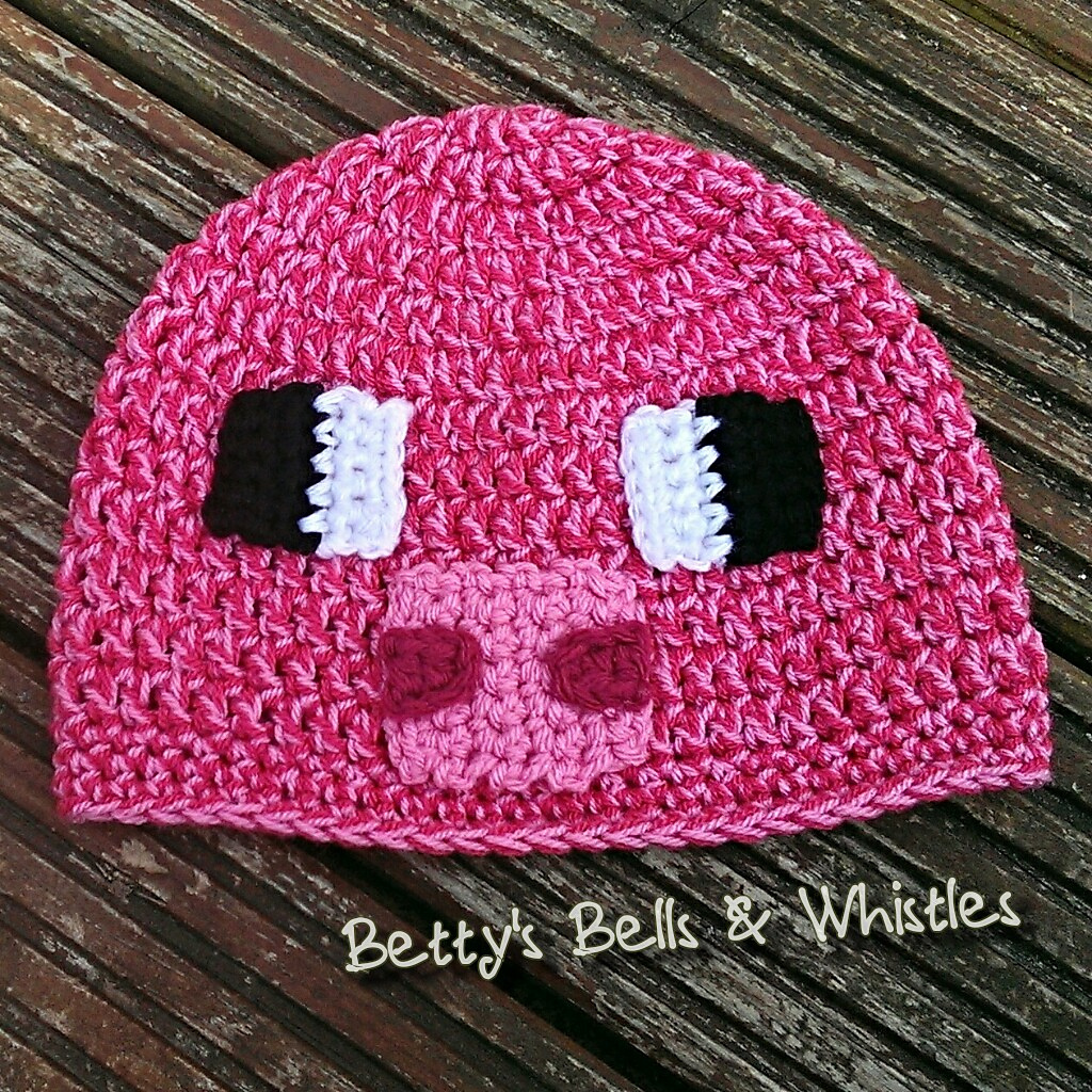 Create an adorable pig hat with this Minecraft-inspired crochet pig pattern. Step-by-step instructions provided! 🐷